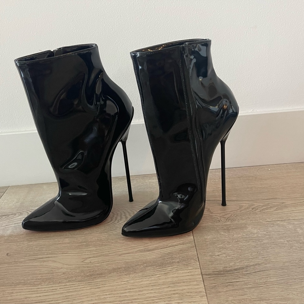 Unique black extreme heel boot in sz 41, 9 in US sizing